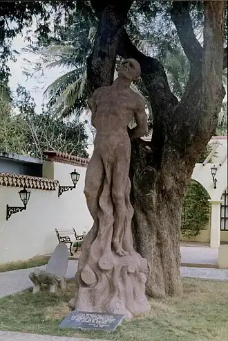Denkmal für Hatuey in Yara, vor einem Tamarindenbaum