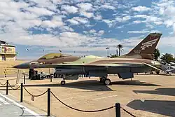 F-16A Netz Nr. 107 der 116. Staffel „Defenders Of The South“ mit 6,5 Kill­marks und dem Symbol der Opera­tion Opera, im IAF-Museum 2022