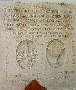 Grabstein für Georg Galgenmaier mit Himmelsglobus und dem von ihm mitentdeckten Kometen