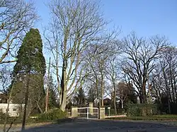 Haupteingang zum Adenauerpark in Speyer von der Bahnhofstraße aus im Februar