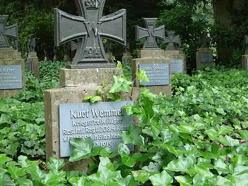 Grabstein eines Gefallenen auf dem Ehrenfriedhof für deutsche Krieger in Braunschweig