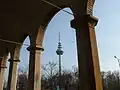 Blick durch Mutschlechners Arkaden auf den Mannheimer Fernsehturm