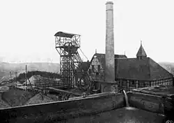 Hauptschacht der Grube Lüderich mit Maschinenhaus 1902, das Wasser wird für die Aufbereitung in einen Hochbehälter gepumpt