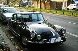 Citroën DS 21 Pallas (1962–1967) mit zusätzlichen Fernscheinwerfern und Ziergriff aus dem Zubehörhandel auf der Motorhaube
