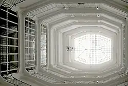 sieben Stockwerke hoher Lichtschacht mit achteckigem Grundriss und schmiedeeisernen Geländern