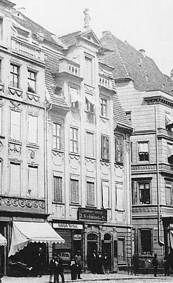 Petrusfigur auf dem Giebel des Hauses