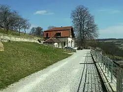 Haus Lochfeld mit Bliesgaulandschaft