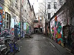 Hinterhof mit Museumszugang links