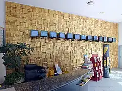 Empfangsbereich mit stilisierter Bücherwand (2016)