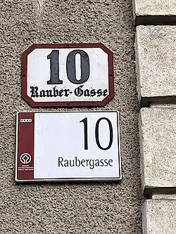 Graz, Raubergasse im I. Bezirk mir original rotem Rand, dazu das seit 2011 gültige UNESCO-Welterbeschild.