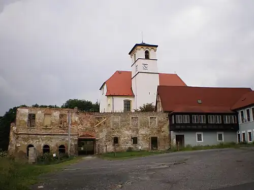 Schlossruine im Vordergrund