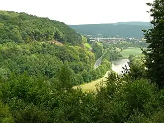 Blick von der Spiegelburg in das Tal der Werra mit B 80 nach Hedemünden, links am Waldhang lag das Römerlager Hedemünden