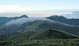 Hehuanshan Ost- und Hauptgipfel bei Sonnenuntergang vom Nordgipfel
