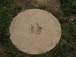 Heidentor-Emblem in der Mitte des Amphitheaters Carnuntum