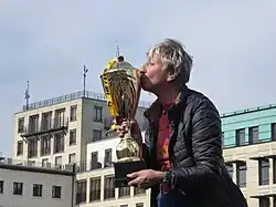 Herzliche Freude mit dem Pokal