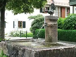 Steinbrunnen mit Hahn