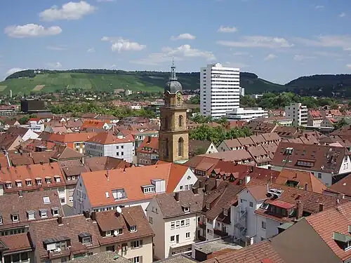 Das Hochhaus überragt die wiederaufgebaute Altstadt