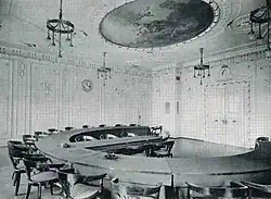 Gemeinderatssaal mit Deckengemälde „Justitia“