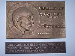 Gedenktafel aus Bronze in der Heilig-Kreuz-Kirche im Frankfurter Stadtteil Bornheim zum Gedenken an die Pfarrer der ehemaligen Pfarrgemeinde