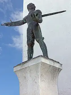 Heinrich Strübin (1450–1517) Skulptur-Brunnen vor dem Museum Basel-Land in Liestal, Schweiz. Wirt zur Sonne in Liestal. 1480 Mitglied des Rats und 1496–1517 Schultheiss von Liestal. In den Burgunderkriegen erbeutete Strübin als Feldzeugmeister 1477 bei Nancy eine Schale. Auf der Schwertklinge ist «Heinrich Strübin» eingraviert. In der Westseite des Brunnens ist die Inschrift «Nancy 1477», weil Heini Strübin von Liestal an der Schlacht von Nancy teilnahm und die bekannte Burgunderschale erbeutete. Die Brunnenfigur hält in den Händen ein Langschwert und die genannte Schale. Brunnen und Figur erinnern somit an zwei wichtige Ereignisse der Stadt Liestal im Mittelalter und in der Neuzeit.