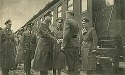 Begleitung von Hitler und Mannerheim vor dem Salonwagen am Flugplatz Immola