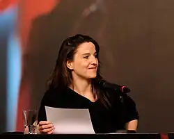 Helene Hegemann während einer Lesung im Halbprofil