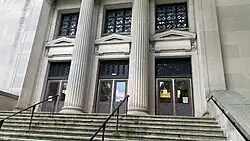 Neoklassischer Eingang zum Helene Zelazo Center for the Performing Arts, Wisconsin