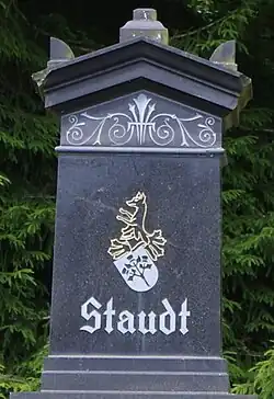 Detail der Grabstätte mit Wappen