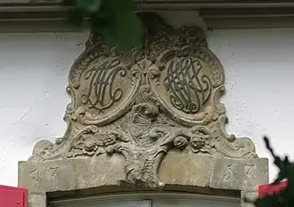 Wappenstein im Obergeschoss des Hauptgebäudes (Südostseite)