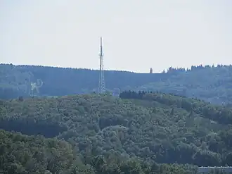 Blick vom Heinrichsglück zum Hellerberg mit Sendemast; im Hintergrund die Mahlscheid