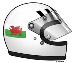 Darstellung von Pryce’ Helmdesign im Profil, vorn über dem Visier schwarze, vertikale Streifen, an der Seite eine große, walisische Flagge mit dem roten Drachen