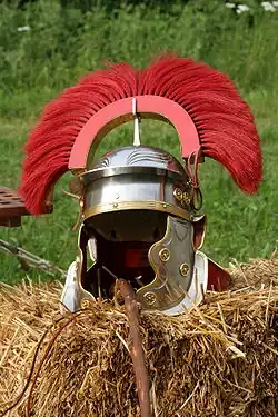 Helm eines Centurios Ende des 1. Jhdts., vorne der Weinstock (Nachbildungen)