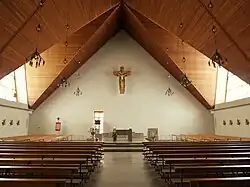 Helmstadt, katholische Pfarrkirche St. Martin, Blick zum Altar, Erweiterungsbau von 1966