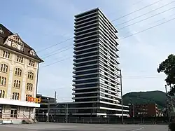 Ehemaliges Coop-Verteilzentrum (links) und Helvetia-Turm, Hochhaus 75 m (Mitte) beim Bahnhof (2017)