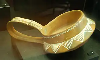 Bandhenkeltasse aus der Anlage II (Nachbildung)