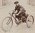 Henri Béconnais auf Tricycle Perfecta mit Soncin-Einzylindermotor (1899).