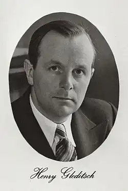 Schwarz-Weiß-Fotografie eines Anzug und Krawatte tragenden Mannes, darunter der Schriftzug „Henry Gleditsch“