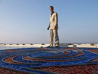 Nold vor Crop Circle Skulptur