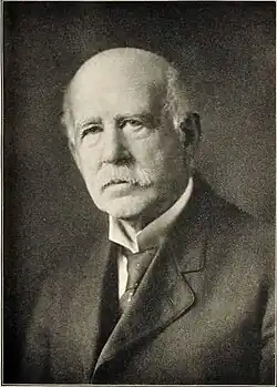 Gesicht ab Brustkorb von vorne in schwarzweiß.