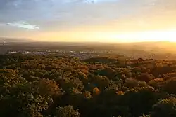 Blick vom Eichbergturm in die Herbstliche Rheinebene (Breisgauer Bucht), Herbstwald, Sonnenuntergang