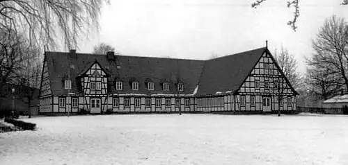 Ehemaliges Hermann-Göring-Heim Melle (Foto 1979) mit winkelförmigem Grundriss, zweigeschossigem Dacherker, Gauben, Fensterband sowie Giebelgliederung