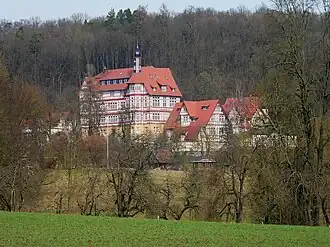 Blick auf das 1901 von Hermann Lietz als reformpädagogisches Landerziehungsheim im nordfränkischen Hügelland gegründete Internatsdorf Haubinda, das wie ein kleines Schloss im Fachwerkstil wirkt.