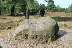 Grabstein von Hermann Löns mit Darstellung der Wolfsangel