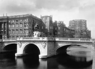 Kurfürstenbrücke mit Reiterstandbild von Südosten, mit Schloss und Dombaustelle, 1896