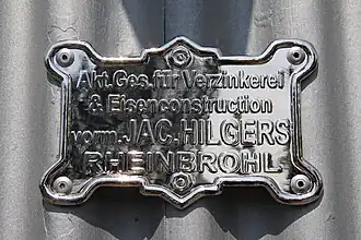 Nachgefertigte Plaketten des Garagenanlagen-Herstellers