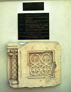 Spolie der Synagoge in Herxheim, darüber die Gedenktafel