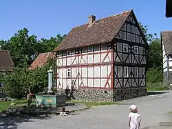 Zweiter gusseiserner Brunnen im Hessenpark vor dem Haus aus Launsbach