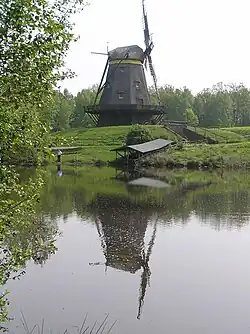 Windmühle, gespiegelt im See
