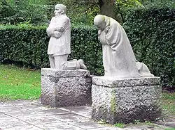 Trauernde Eltern, 1914–1932, Mahnmal für den Sohn Peter, Aufstellung auf dem Soldatenfriedhof in Vladslo, Flandern