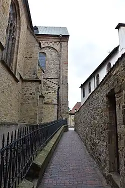 Hexengang zwischen Dom und Kleiner Kirche